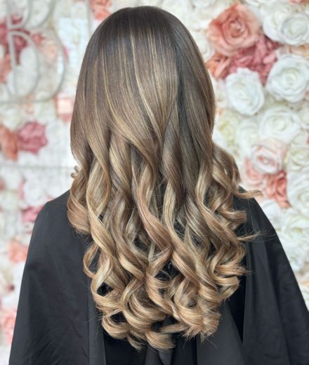 Where can you find expert ladies’ haircuts near Preston